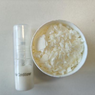 Stearamopropil dimetilamina Cas 7651-02-7Cationic Surfactants Bianco a giallastro fiocco per risciacquare Conditioner per capelli