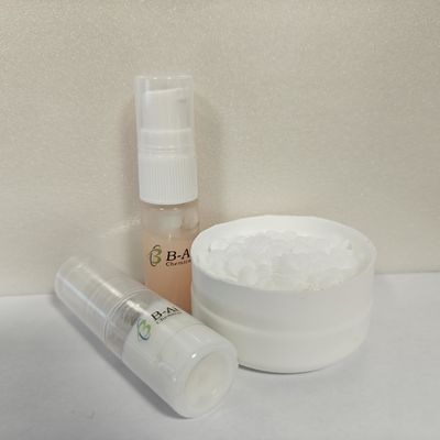 Agenti tensioattivi bianchi alcalini per il rilascio nel colorante per capelli